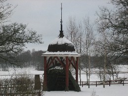 Klockstapeln i vinterskrud i Landeryds Hembygdspark